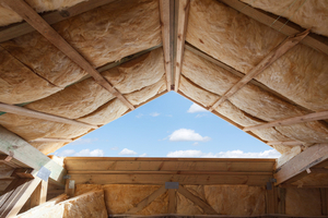 Isolation des combles : calfeutrer une fenêtre de toit en 4 étapes